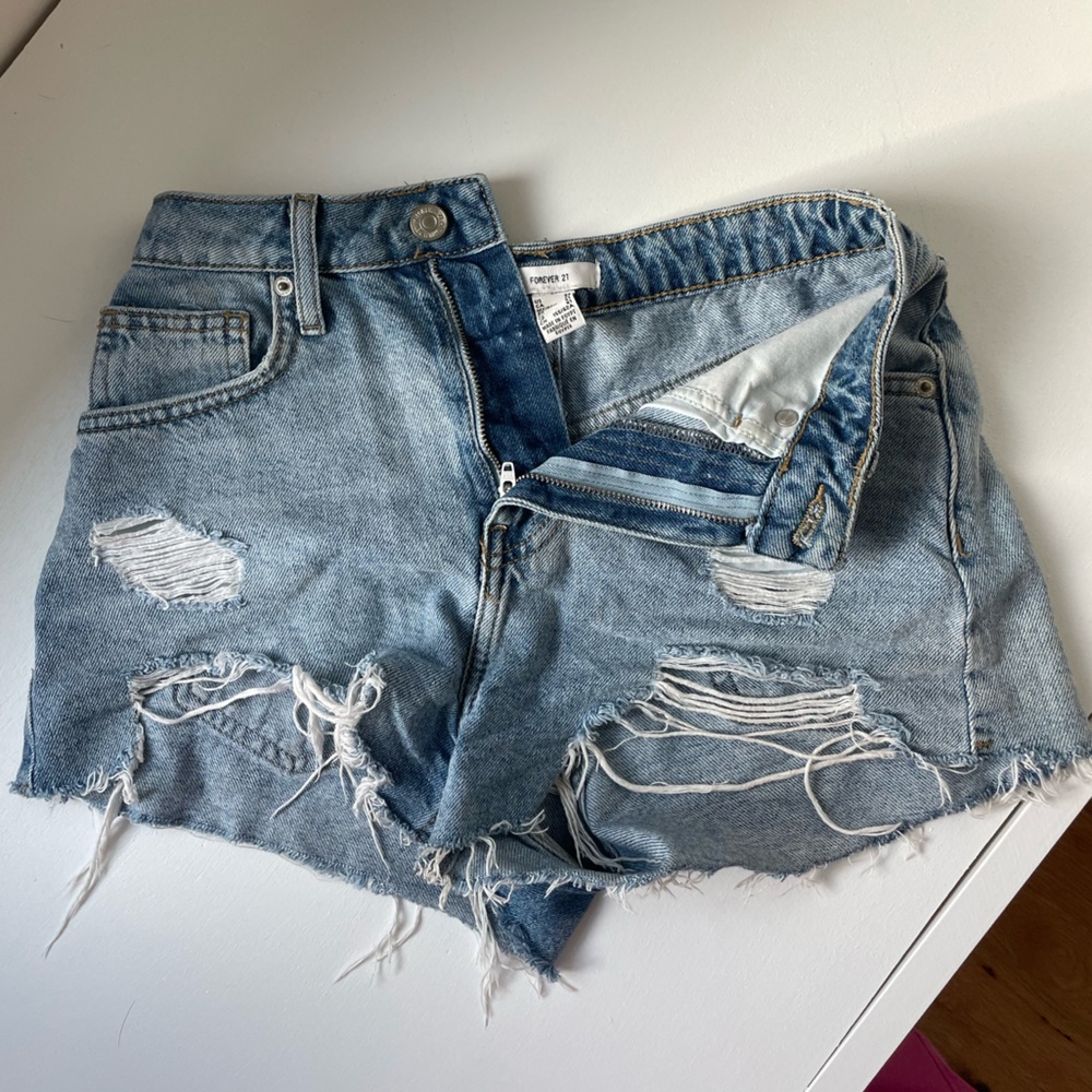 Forever 21 distressed shorts💕🫶🏻